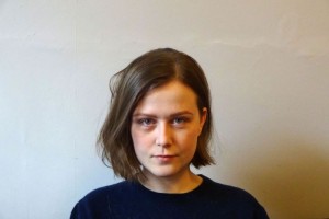 صوفي كولينز: صوت كويري أوروبي يستكشف المخفي بين الجسد والظل