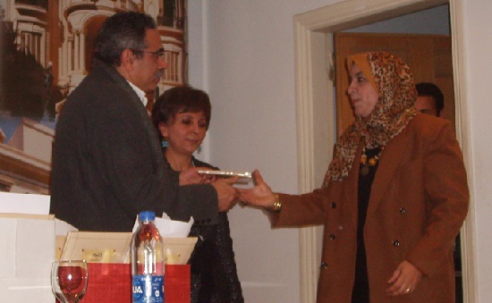 الدكتور عماد أبو غازي يسلم شهادة تقدير باسم الراحلة نعمات البحيري الى اللسيدة شقيقتها 