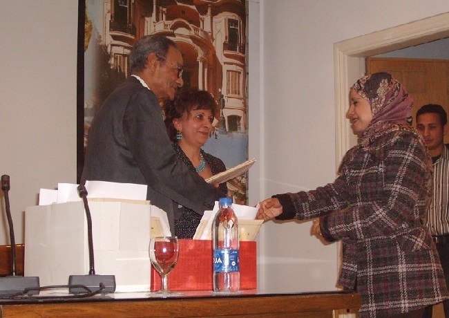 بهاء طاهر يسلم شهادة تقدير للكاتبة المصرية نجوى شعبان