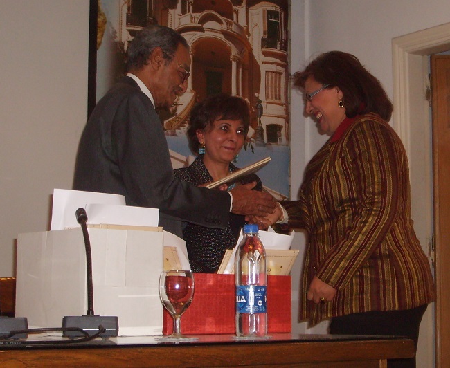 بهاء طاهر يسلم شهادة تقدير للكاتبة المصرية هالة البدري